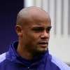 Kompany spricht persönlich mit den Spielern