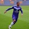 Tielemans recibe patada en el hueso del muslo