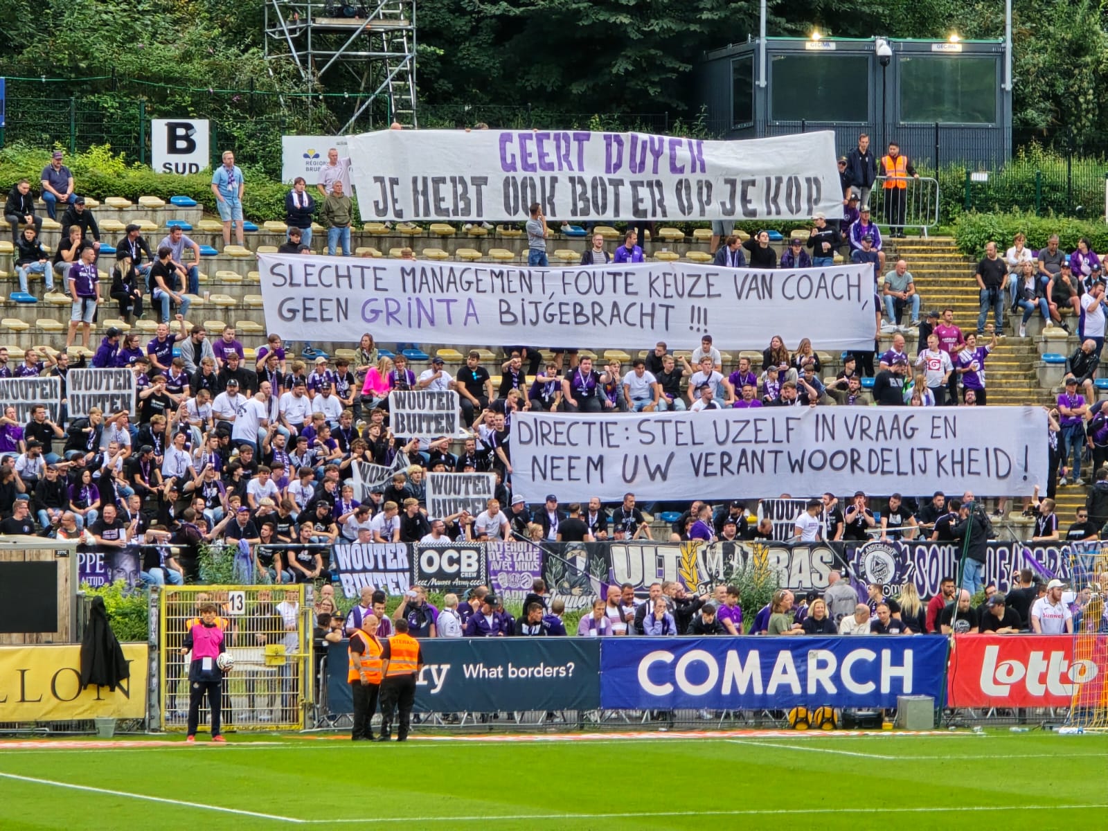 Vlaggen en spandoeken in het Nederlands tegen het bestuur