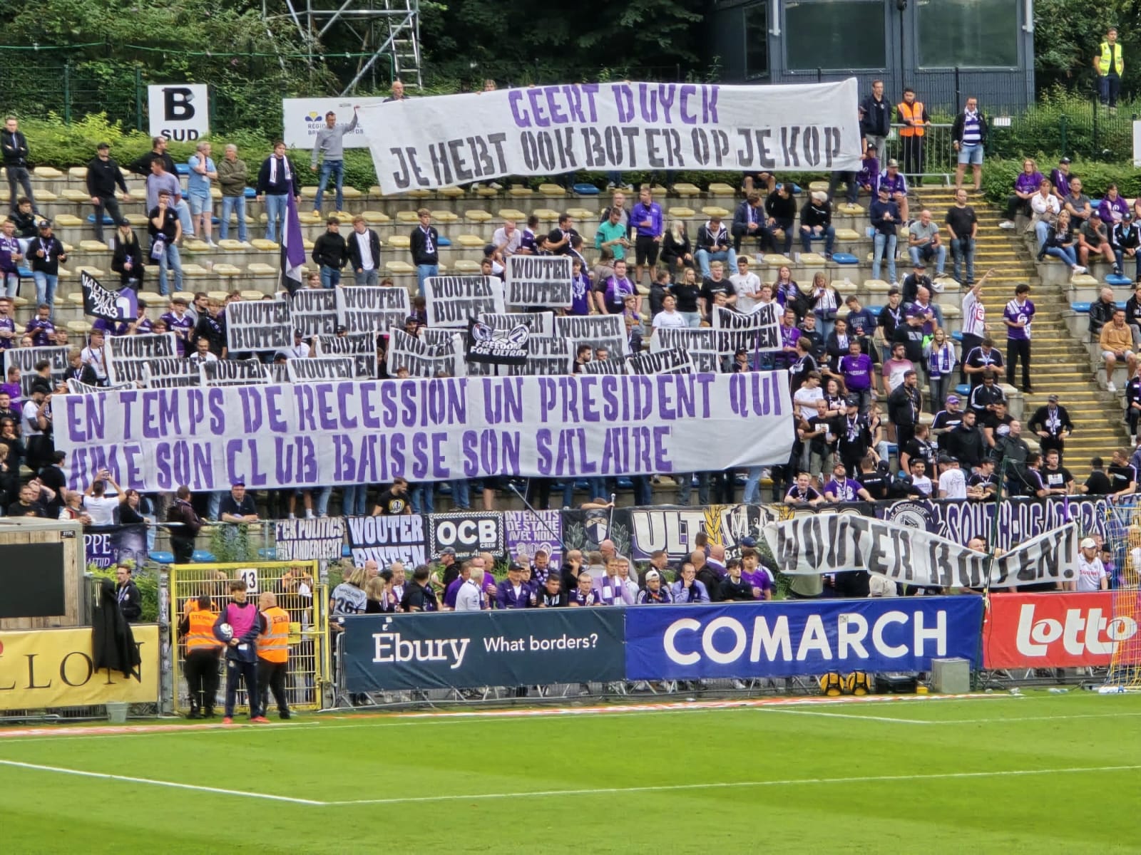 Vlaggen en spandoeken in het Frans tegen het bestuur